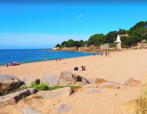 Chaises longues, serviettes de plage