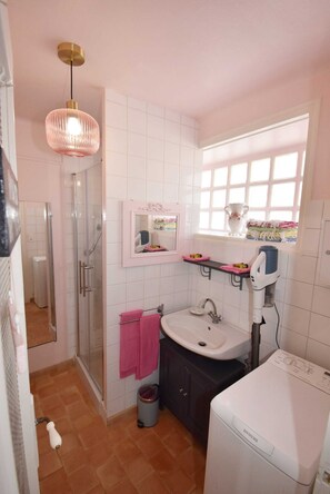 Dusche, Haartrockner, Handtücher, Seife