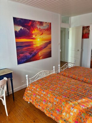 2 chambres, bureau, fer et planche à repasser, lit parapluie