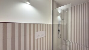 Dusche, Haartrockner, Bidet, Handtücher