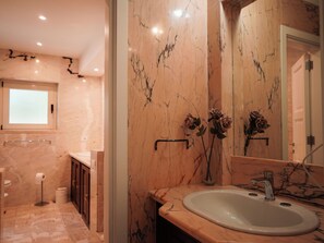 Shower, hair dryer, bidet, towels - Villa Ada-Dora - One Bedroom Apartment, Sleeps 2 (Olbia)