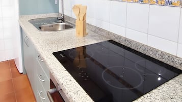 Een koelkast, een magnetron, een oven, een kookplaat