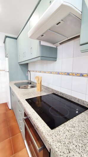 Een koelkast, een magnetron, een oven, een kookplaat