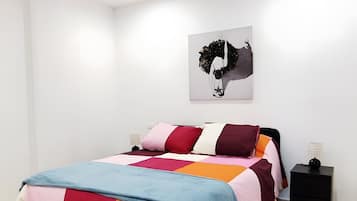 Een strijkplank/strijkijzer, wifi, beddengoed