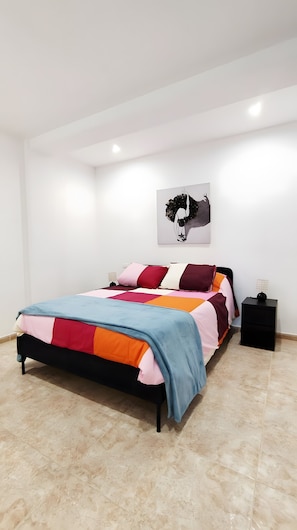 Een strijkplank/strijkijzer, wifi, beddengoed