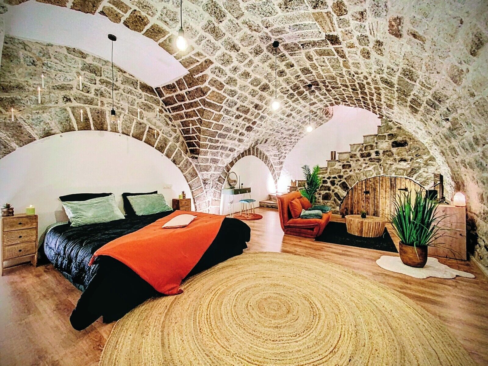 Tabla de planchar con plancha, wifi, ropa de cama