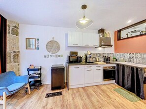 Microwave, oven, stovetop - Vrbo Property (Le Puy-en-Velay)