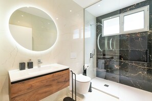 Dusche, Haartrockner, Handtücher, Seife