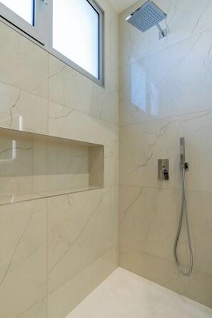 Shower, hair dryer, towels, soap - El Dourado House | Ocean View (Caniço)