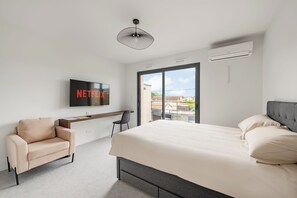 Escritorio, tabla de planchar con plancha, wifi gratis y ropa de cama