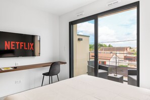 Escritorio, tabla de planchar con plancha, wifi gratis y ropa de cama