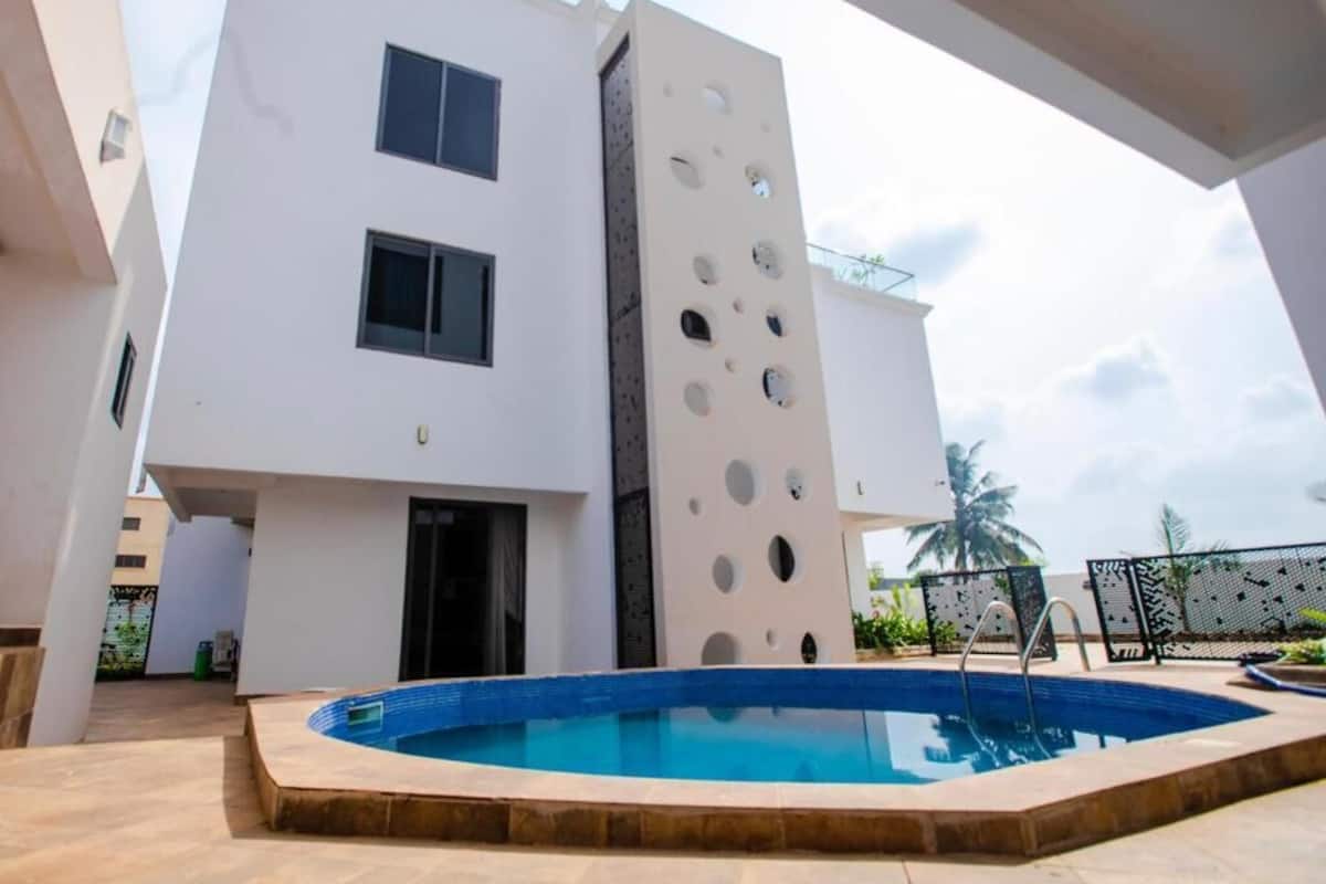Un edificio moderno con piscina delantera.