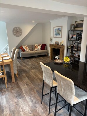 Interior - Crew house all singles sleeps 7. Only a 5 min walk from Cowes town and marinas. (Cowes)