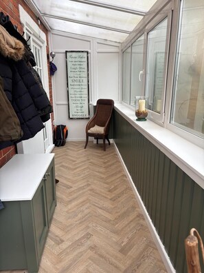Interior - Crew house all singles sleeps 7. Only a 5 min walk from Cowes town and marinas. (Cowes)