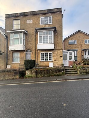 Exterior - Crew house all singles sleeps 7. Only a 5 min walk from Cowes town and marinas. (Cowes)