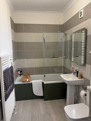 Een douche, een haardroger, handdoeken, toiletpapier