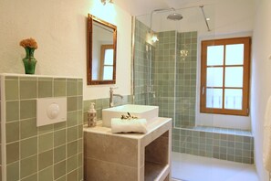 Haartrockner, Handtücher, Toilettenpapier