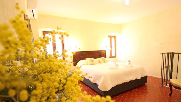 Ein Hotelzimmer mit einem Bett, Nachttischen und einem Sessel.