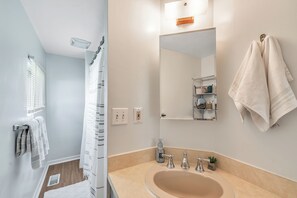 Een haardroger, handdoeken, zeep, shampoo