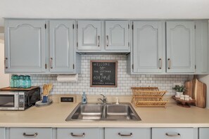 Frigorifero, microonde, forno, piano cottura