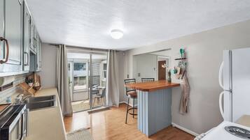 Frigorifero, microonde, forno, piano cottura