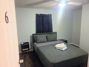 4 عدّة غرف نوم وواي فاي مجانًا وملاءات أسرّة