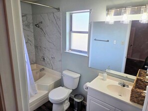 مناشف، صابون، شامبو، ورق حمّام