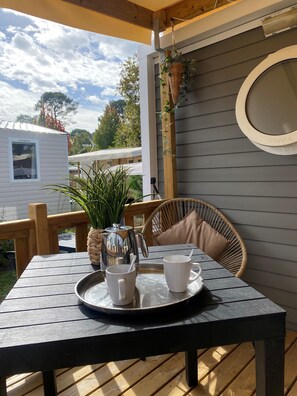 Outdoor dining - Bungalow in Lège-Cap-Ferret between pine forest, lake and ocean (Lège-Cap-Ferret)