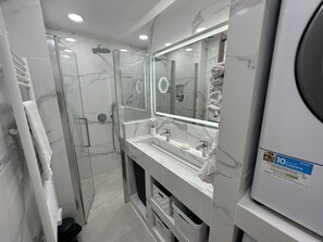 Regadera, secadora de cabello, toallas, jabón 