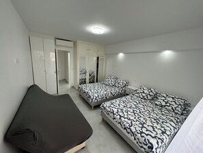 Tabla de planchar con plancha, wifi y ropa de cama 