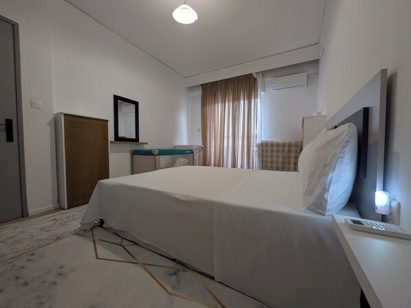 Iron/ironing board, WiFi, bed sheets