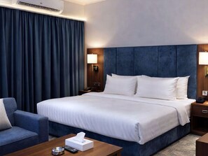 Hypo-allergenic bedding, blackout drapes, free WiFi, bed sheets - Aizdihar Suites (Riyadh)
