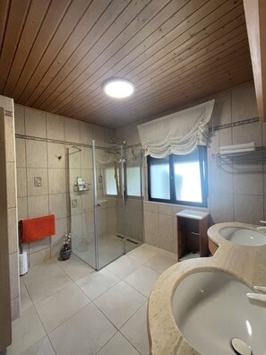 Hair dryer, towels, soap, toilet paper - Villa with its own pool, large area and beach bar 100 m from the beach (Denia)