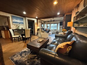 Living area - Cozy 2-bedroom cottage in charming Lake Harmony with wi-fi (Lake Harmony)