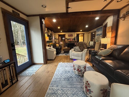 Cozy 2-bedroom cottage in charming Lake Harmony with wi-fi