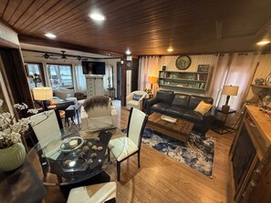 Living area - Cozy 2-bedroom cottage in charming Lake Harmony with wi-fi (Lake Harmony)