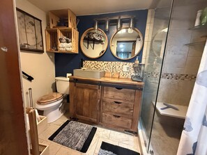 Regadera, secadora de cabello, jabón 