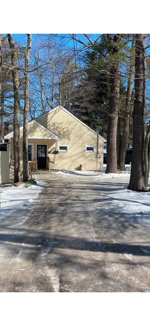 Exterior - Cozy 2-bedroom cottage in charming Lake Harmony with wi-fi (Lake Harmony)