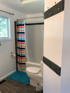 Hair dryer, towels, soap, shampoo - Cute Cabin Near the Beach (Sylvan Lake)