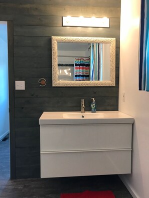 Een haardroger, handdoeken, zeep, toiletpapier