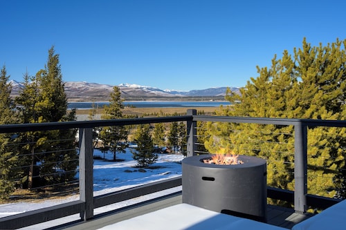 Modern Cabin w/ Lake Views | Hot Tub + Firepit