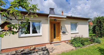 gemütlich eingerichtetes Ferienhaus mit Kamin