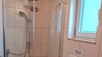 Haartrockner, Handtücher, Seife, Toilettenpapier