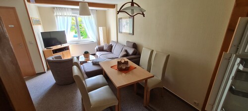 gemütlich eingerichtetes Ferienhaus mit Kamin