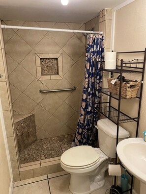 Dusche, Haartrockner, Handtücher, Seife