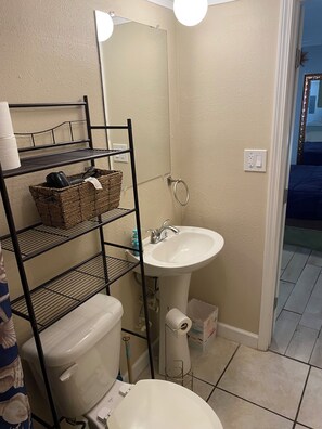 Douche, sèche-cheveux, serviettes fournies, savon