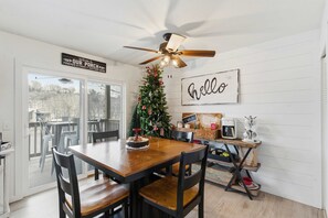 Dining - Ashley's Forgetaway For 4 (Branson)