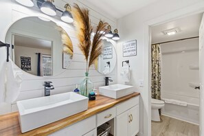 シャワー、ヘアドライヤー、タオル、シャンプー