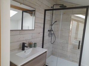 Shower, hair dryer - Cottage in the Basque Mountains with View, Wi-Fi and Air Conditioning (Ossès)