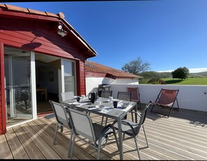 Outdoor dining - Cottage in the Basque Mountains with View, Wi-Fi and Air Conditioning (Ossès)